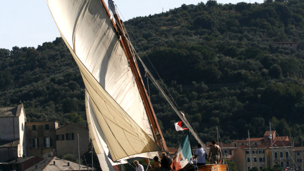 latin sail:passione per la barca a vela:territori e sapori da scoprire a bordo di un antico leudo a vela latina